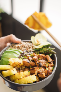 Assiette équilibrée avec légumes, des féculents, des protéines et des fruits